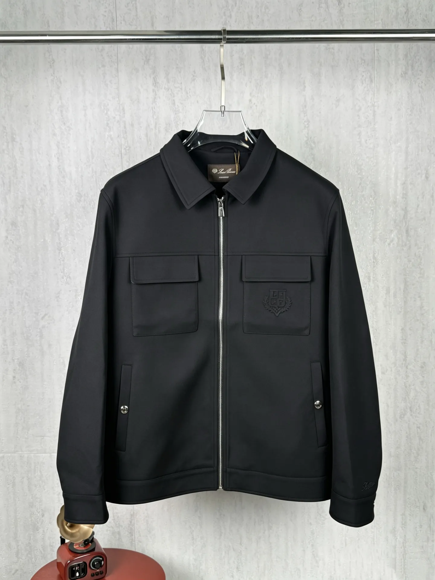 ! (Special version shipped next day) ❗️❗️❗️ LP LORO PIANA #91325 lapel flocked work jacket The brand's exclusive ultra-fine velvety blended fabric is selected, with a fine suede matte matte texture. The fabric has been stain-resistant and pre-shrunk, and feels soft and not stiff. The high-density weave takes into account both stiff muscles and breathable properties. The dark and light color system has one coloring standard, no color difference or whitening defects. It is suitable for both spring and autumn single wear and winter inner wear, taking into account the casual and relaxed feeling and light luxury texture‼ ️ Customized metal double-headed zipper on the placket, with double-layer overlocking of the same fabric as the zipper, which can be opened and closed repeatedly without blocking the fabric; double-flap patch pockets on the chest, with built-in embossed LP shield-shaped wheat ears logo embossed on the bag flap, and the three-dimensional embossing is evenly deep and does not collapse; the cuffs are engraved with bright Lp Silver round metal buckle, buttonholes are reinforced with double-layer overlocking, and the brand's handwritten logo is finely embroidered on the hem of the cuffs. The lines are delicate and not off-line. The hidden pockets on both sides are fully closed, and the bag mouth is densely reinforced with no exposed hard seams to rub against the skin. ◽The entire body is precision overlocked and stitched throughout the entire body🔍 The shoulder seams, side seams, armholes, hems, and bag flap edges are all reinforced with double-strand stitching Lapel suede-feel work jacket, ultra-fine suede blended fabric + bag flap embossed embossing + cuff precision embroidery triple process makes the production more difficult. The cutting loss of suede fabric is much higher than that of ordinary woven fabrics. Six-color batch color control quality inspection, double routing inside and outside, and multiple inspections of hardware embroidery , if the imprint is blurred, the embroidery is skipped or the cut pieces are misplaced, the whole piece is scrapped. It is an intuitive reflection of the hard-core quality of Italian light luxury commuter jackets. Men who prefer soft matte textures and low-key simple outfits can distinguish the huge gap between ordinary work jackets at a glance. Color: Wine Red Apricot Black Size: 48 50 52 54 56